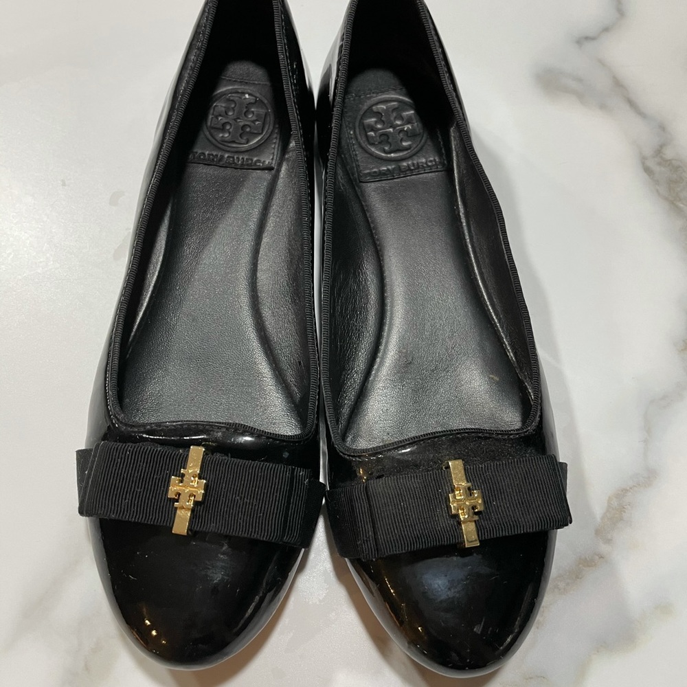 Black patent Tory Burch flats comes w/ cloth bag!